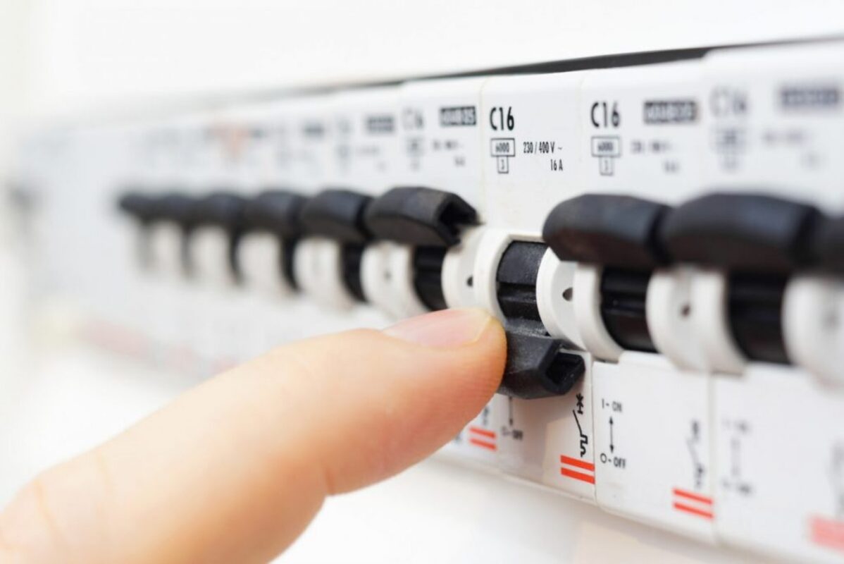 découvrez des astuces pratiques et sécurisées pour rétablir rapidement une panne électrique chez vous. suivez nos conseils simples pour diagnostiquer et réparer efficacement.