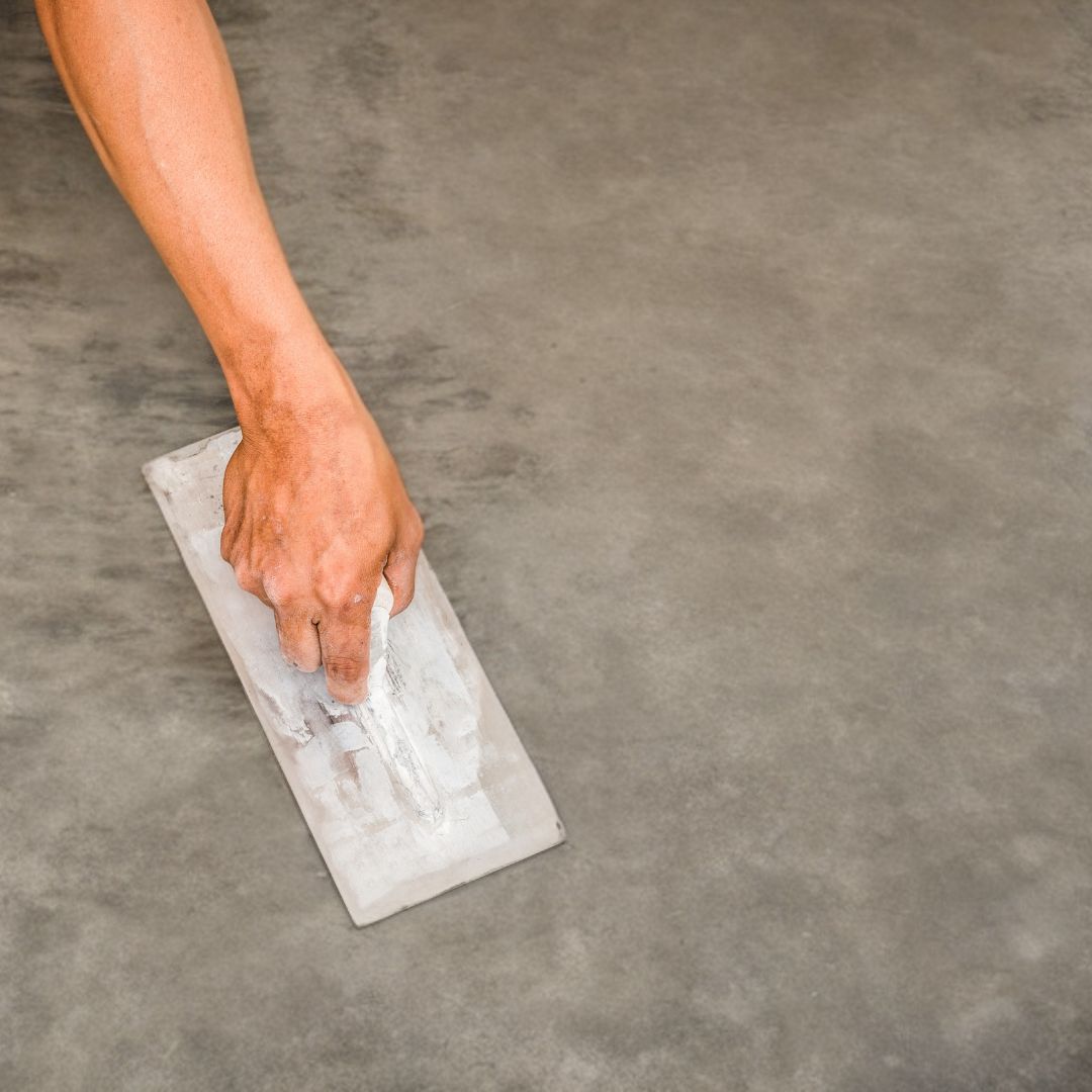découvrez tout sur le béton ciré : avantages, utilisations, entretien et conseils pour intégrer ce revêtement moderne et élégant dans votre intérieur ou extérieur.