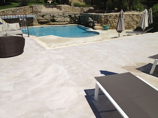 découvrez tout sur le béton ciré : un revêtement décoratif moderne, idéal pour les sols, murs et plans de travail. conseils, avantages et idées d’utilisation pour sublimer votre intérieur avec style.