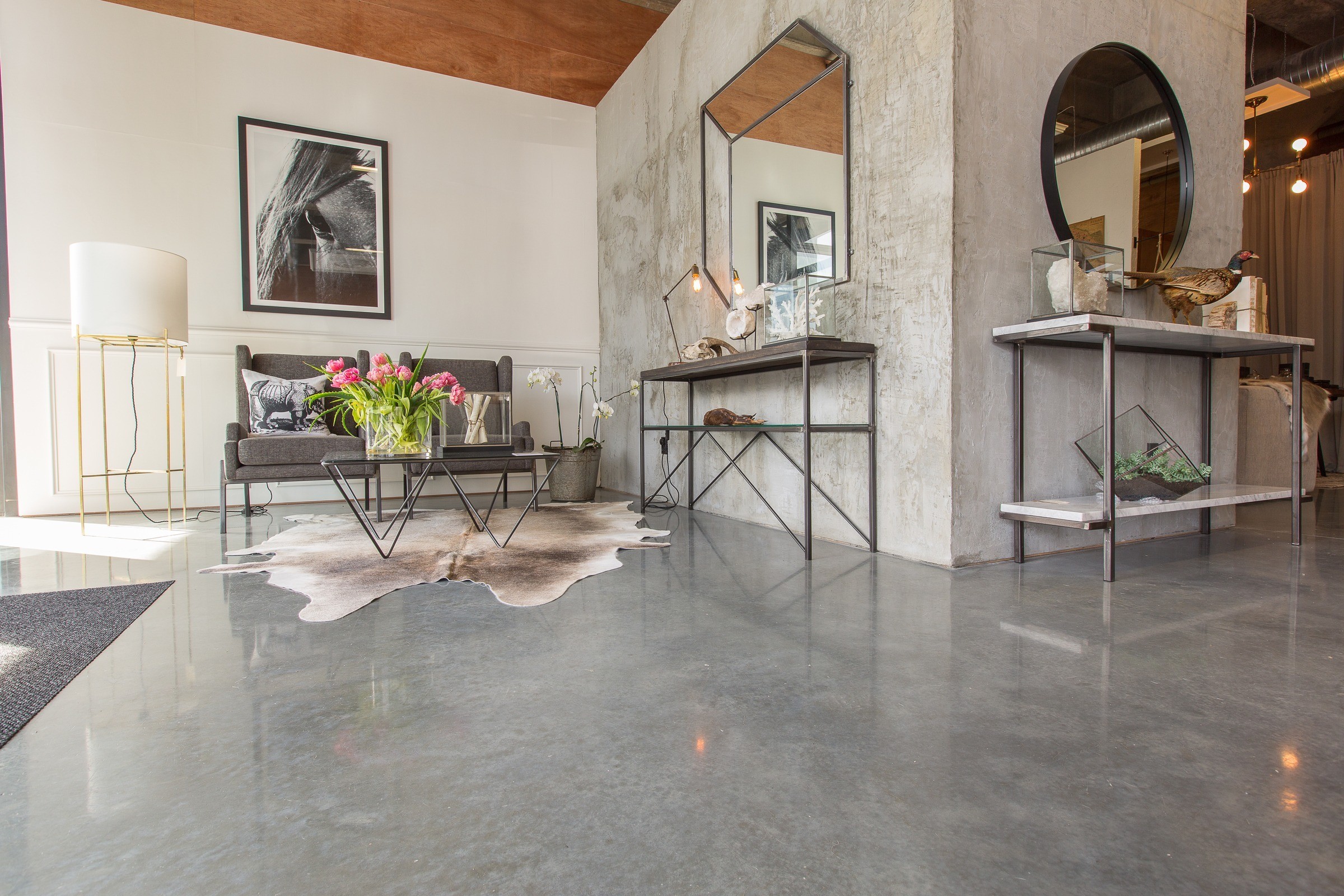découvrez tout sur le béton ciré : un revêtement décoratif moderne, résistant et facile d'entretien, idéal pour sols, murs et plans de travail. conseils d'application, idées déco et avantages.