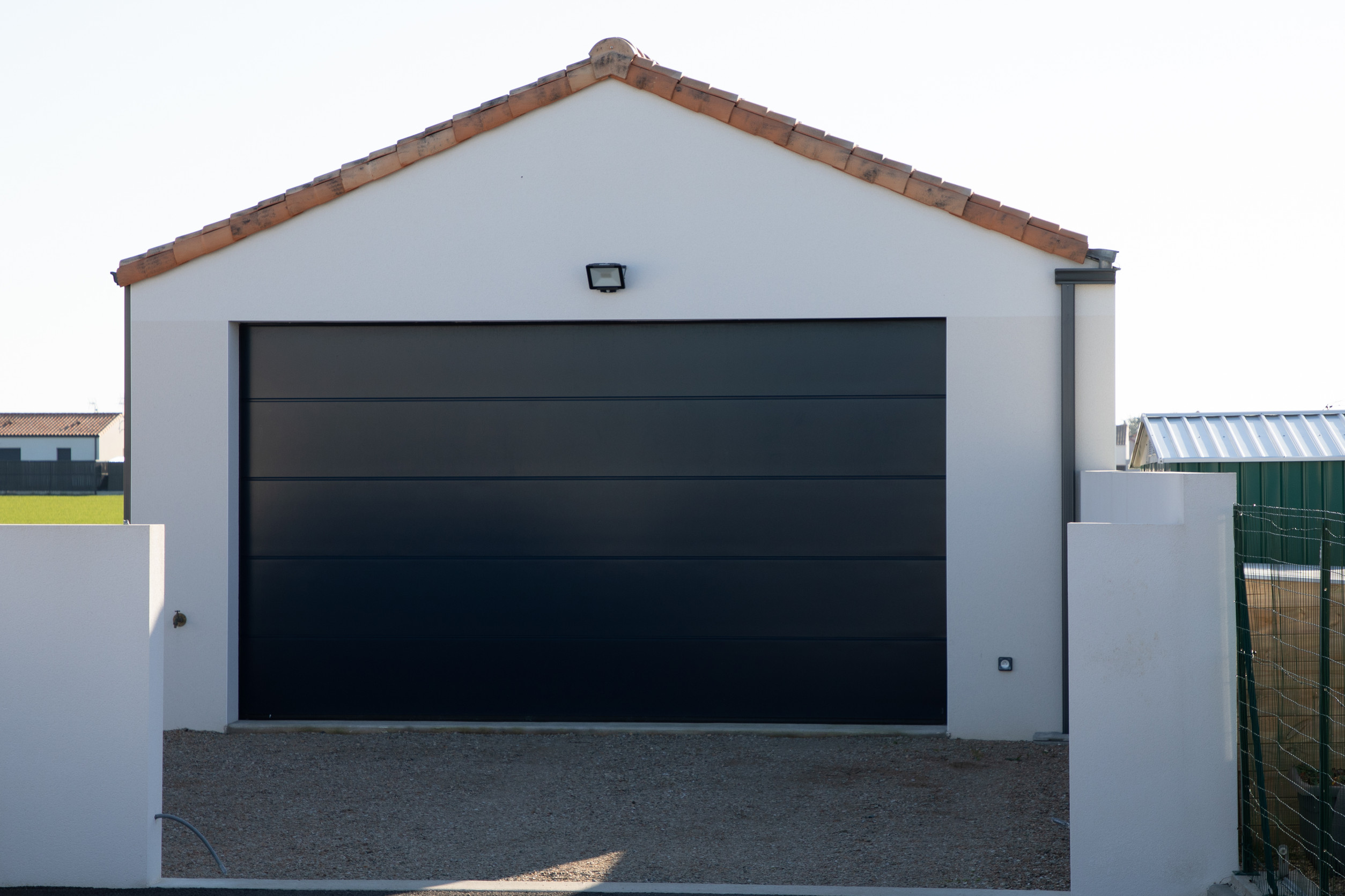 découvrez comment estimer et optimiser le budget pour la construction de votre garage en 2025, avec nos conseils pratiques et les coûts à prévoir.