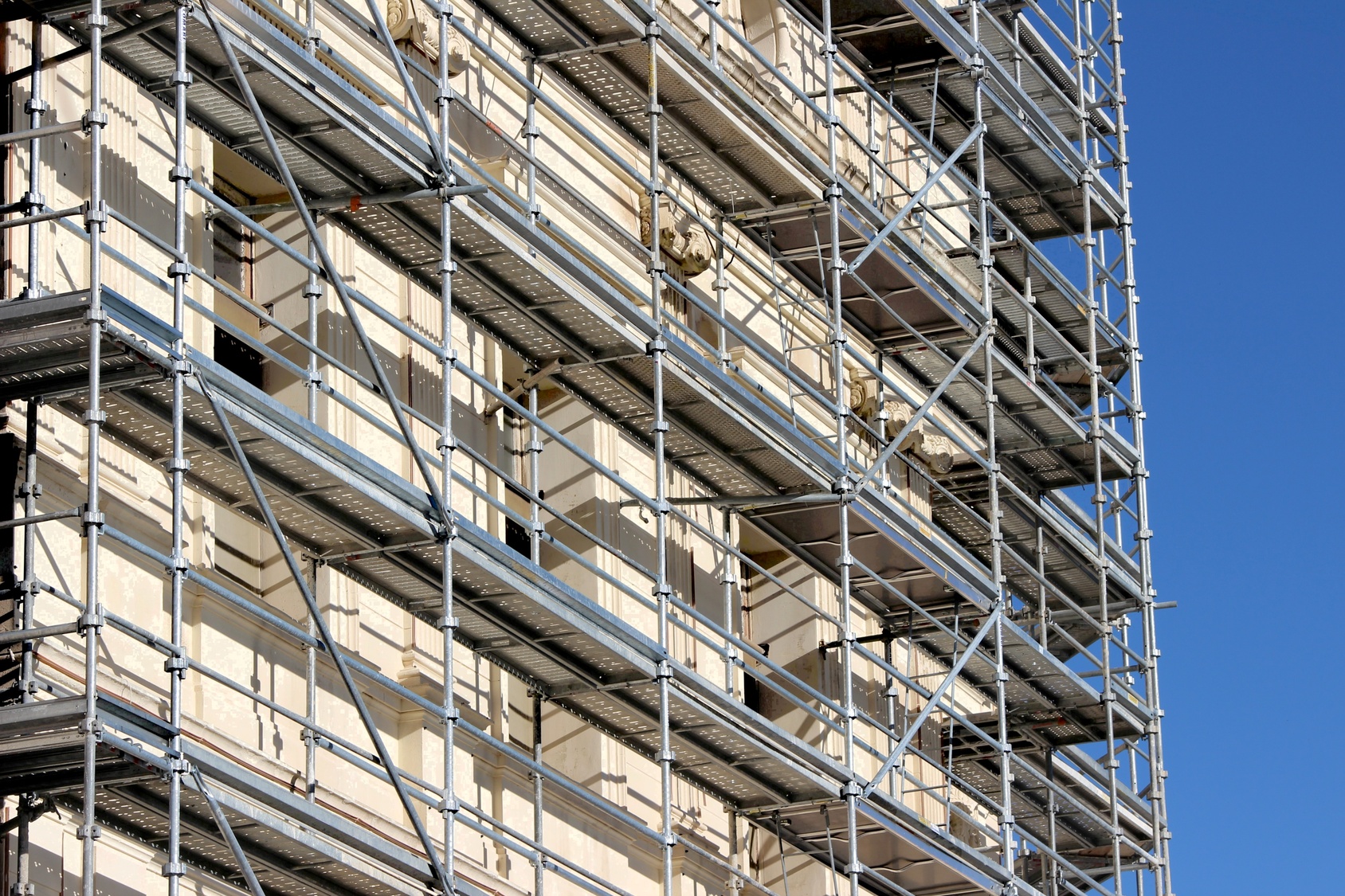 découvrez comment estimer le budget nécessaire pour un ravalement de façade, les principaux facteurs qui influencent le coût et les conseils pour bien préparer votre projet de rénovation.