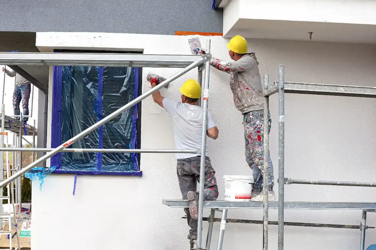 découvrez comment estimer le budget pour un ravalement de façade : prix moyens, facteurs influençant le coût et conseils pour optimiser vos travaux et respecter votre budget.