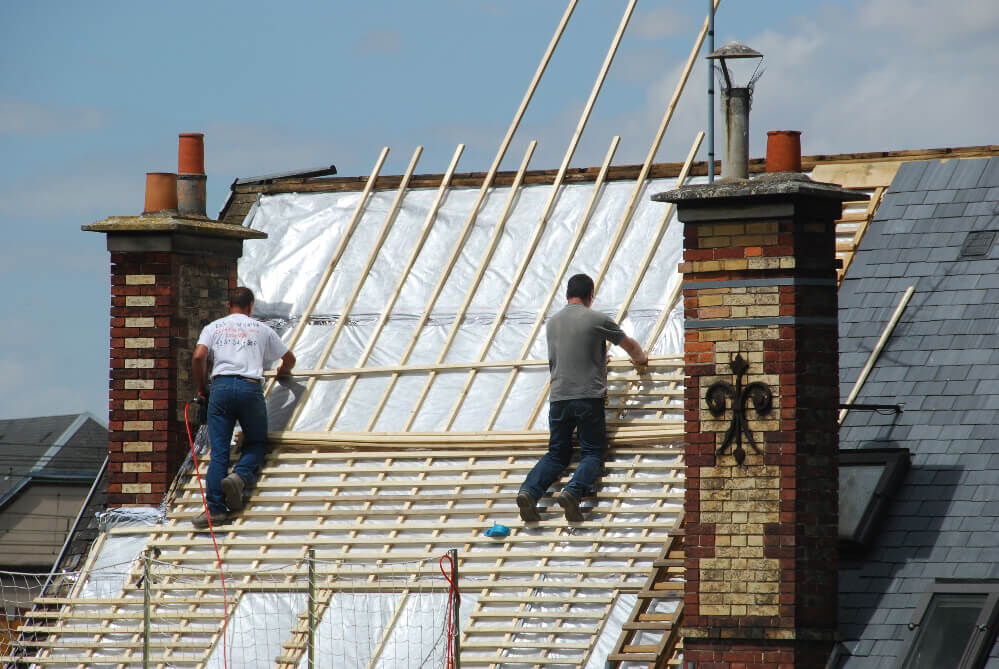 découvrez le coût de l'isolation des combles au m², les facteurs qui influencent le prix, et des conseils pour optimiser votre budget et améliorer l'efficacité énergétique de votre maison.