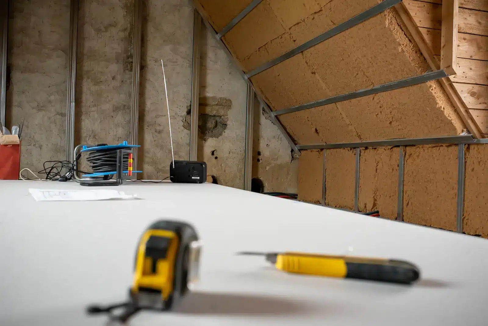 découvrez le coût moyen au m2 pour l'isolation de vos combles, les facteurs influençant le prix et les aides financières disponibles pour optimiser votre budget travaux.