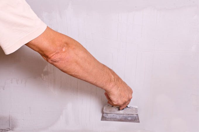 découvrez tout ce qu'il faut savoir sur le coût de la peinture au m² : prix moyens, facteurs influençant le tarif, conseils pour bien estimer votre budget et réussir vos travaux de peinture intérieure ou extérieure.