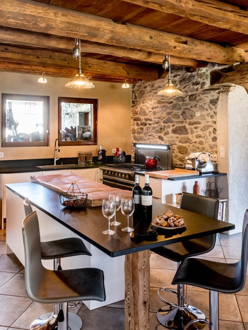 découvrez comment transformer votre espace avec une cuisine alliant charme rustique et touches contemporaines. inspirez-vous de nos idées pour une ambiance chaleureuse et moderne à la fois.