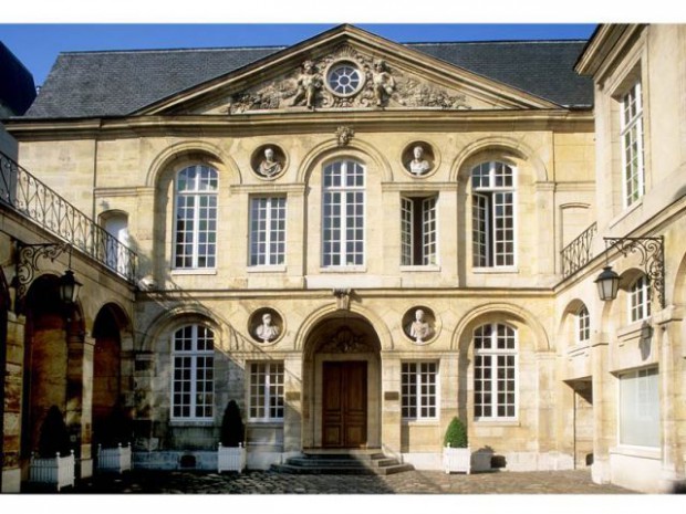 découvrez comment l'augmentation des hôtels à paris contribue à aggraver la pénurie de logements et impacte le marché immobilier local.
