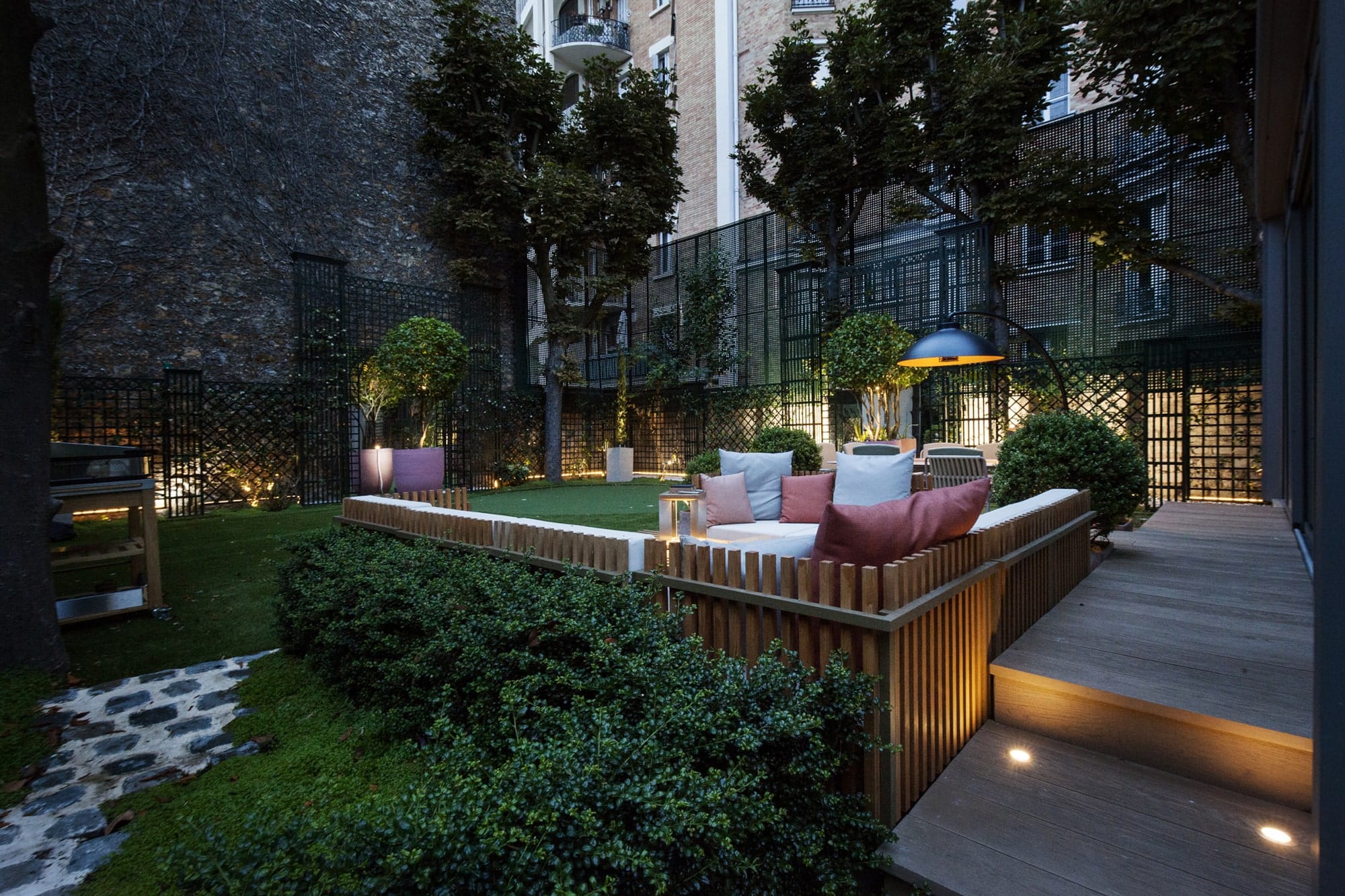 découvrez nos solutions d'éclairage extérieur à neuilly : installation, dépannage et conseils sur-mesure pour illuminer jardins, façades et allées. service rapide et professionnel !