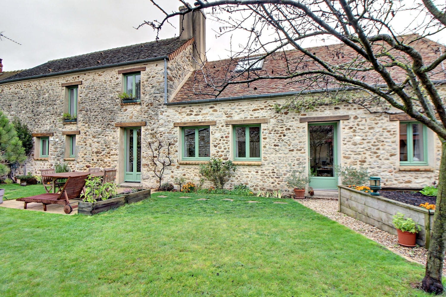 découvrez cette ferme ancienne à rénover située à proximité de paris, offrant un cadre authentique et plein de potentiel pour créer la maison de vos rêves à la campagne, tout en restant proche de la capitale.