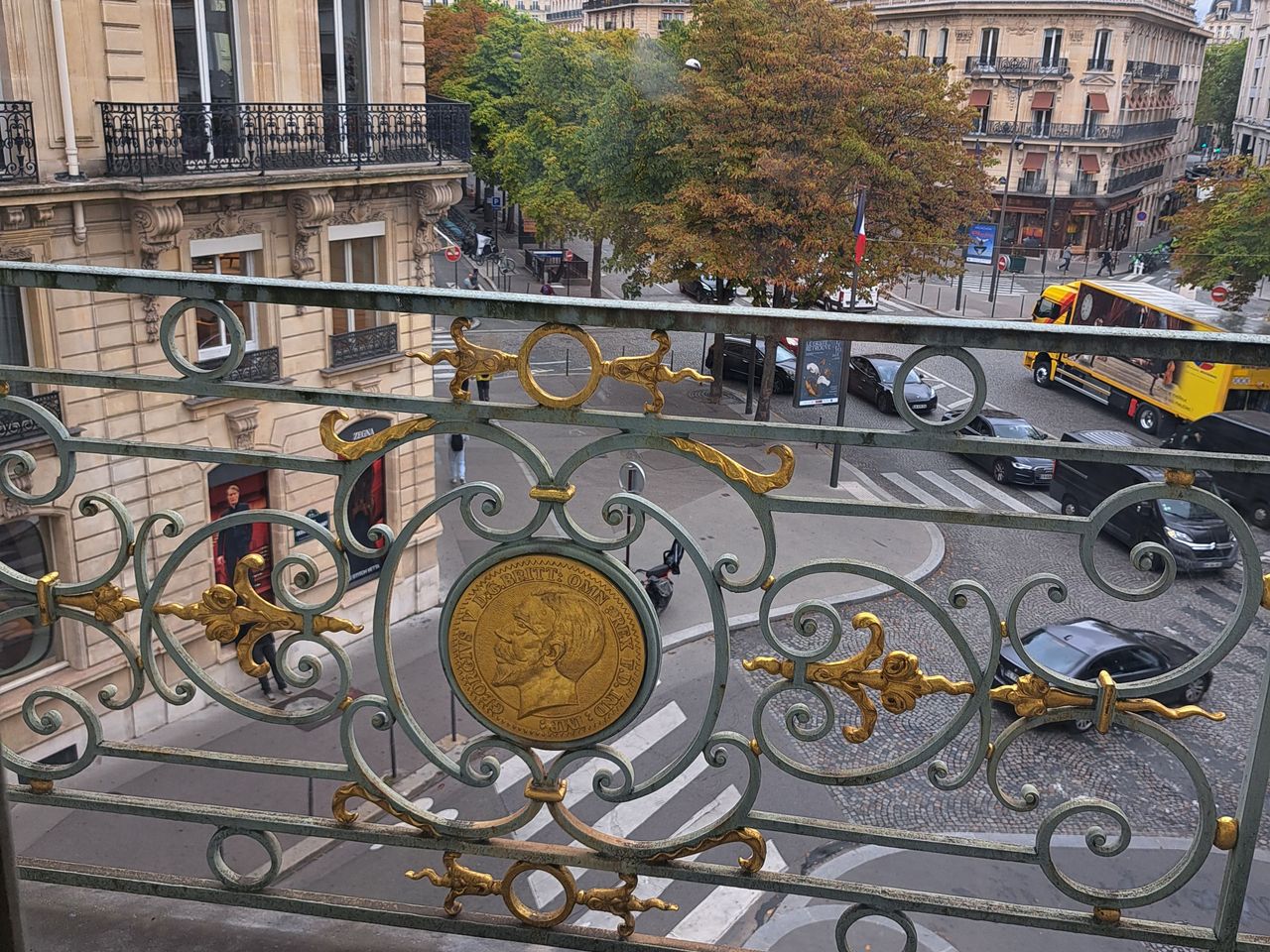 découvrez la transformation exceptionnelle d’un immeuble de prestige en logements sociaux au cœur du triangle d'or, alliant histoire, élégance et engagement social.