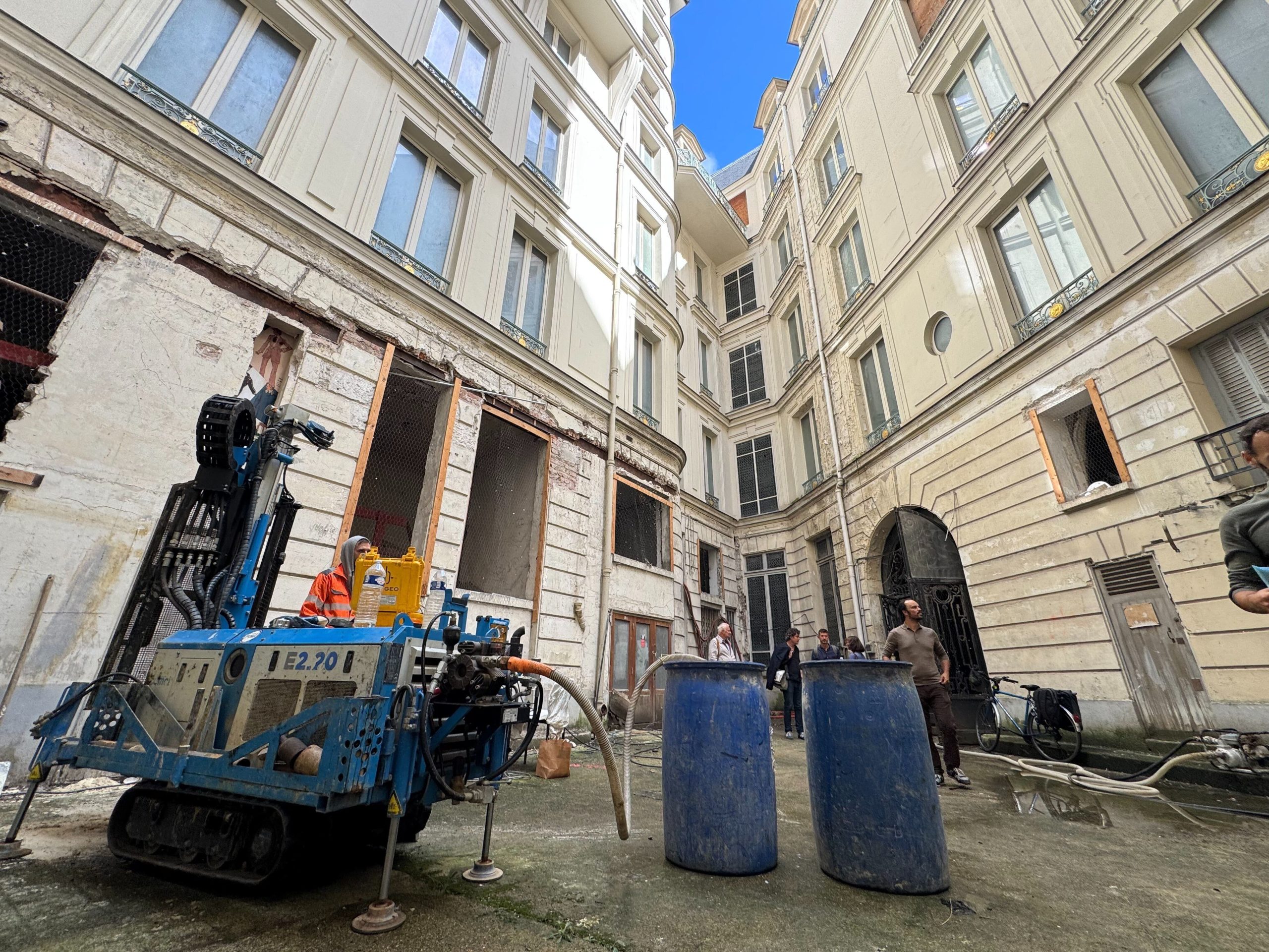 découvrez la transformation d’un immeuble de prestige en logements sociaux au cœur du triangle d’or, alliant architecture élégante et inclusion sociale dans un quartier emblématique.