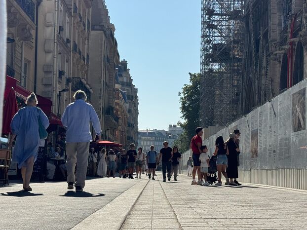 découvrez la métamorphose de la rue du cloître-notre-dame, un projet urbain alliant histoire et modernité pour revitaliser ce quartier emblématique.