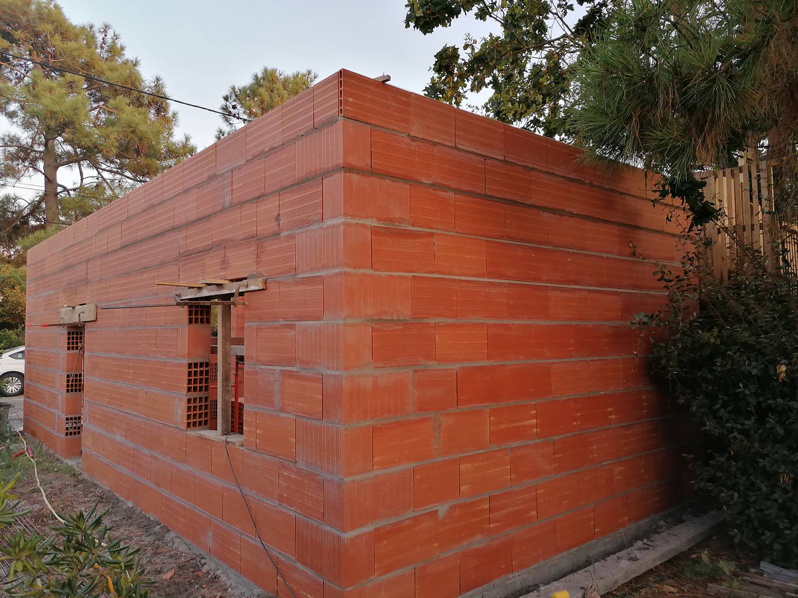 découvrez les prix de construction d'un garage : coûts matériaux, main-d'œuvre et conseils pour un projet réussi.