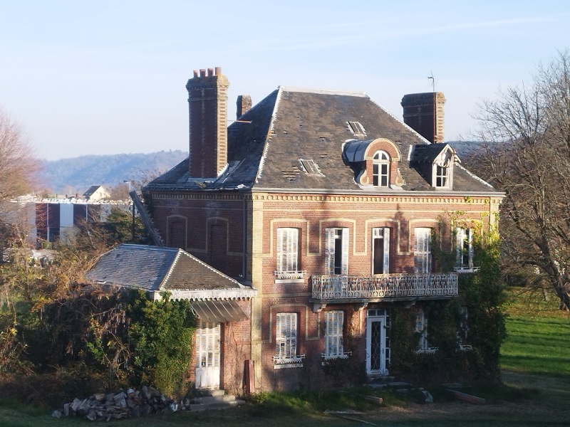 découvrez nos conseils et solutions pour la rénovation de votre maison d'époque : préservation du charme ancien, astuces déco, budget, aides et professionnels qualifiés à votre service.