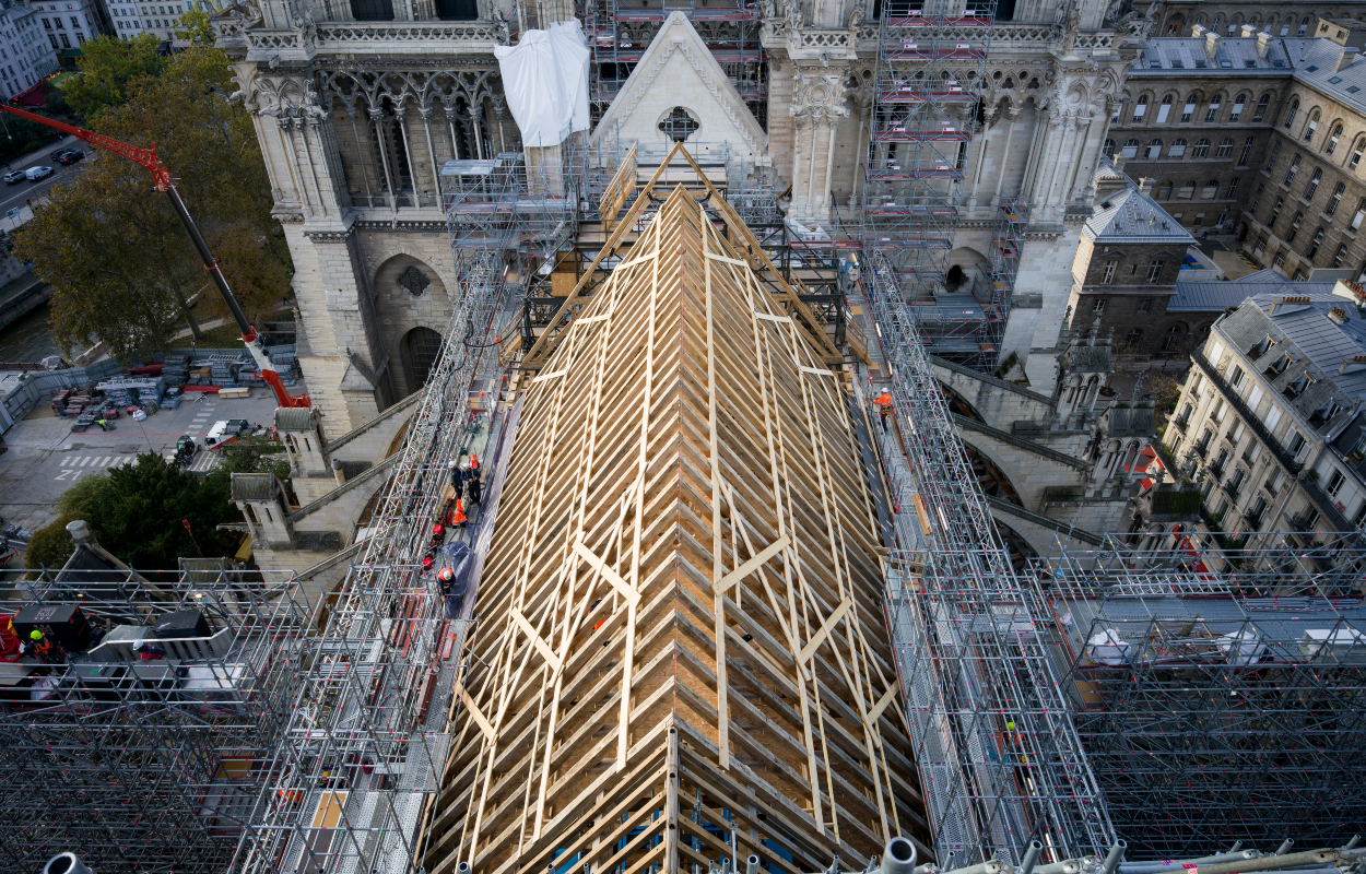 découvrez les étapes et les enjeux de la restauration de notre-dame de paris, un chantier historique visant à redonner vie à la célèbre cathédrale après l'incendie de 2019.