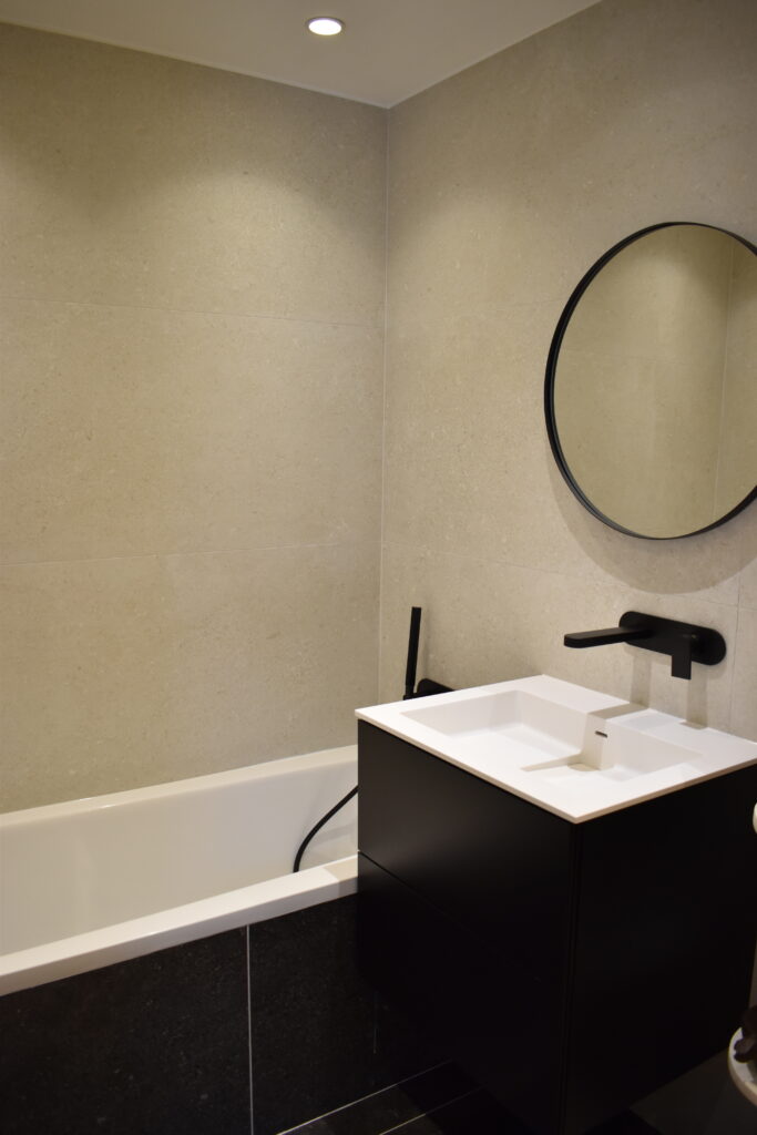 découvrez nos solutions de salles de bain accessibles à neuilly, adaptées aux personnes à mobilité réduite. installation sur mesure, équipements sécurisés et confort garantis.
