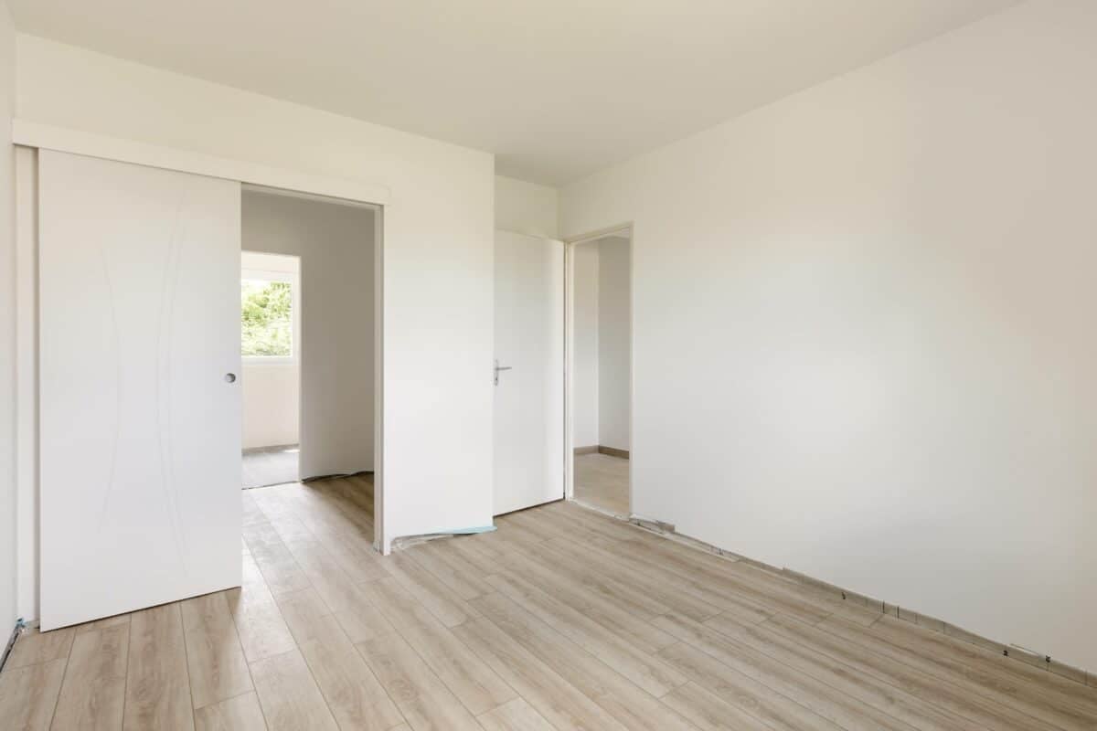 découvrez nos tarifs de rénovation maison au m² et obtenez des conseils pratiques pour bien gérer votre budget travaux.