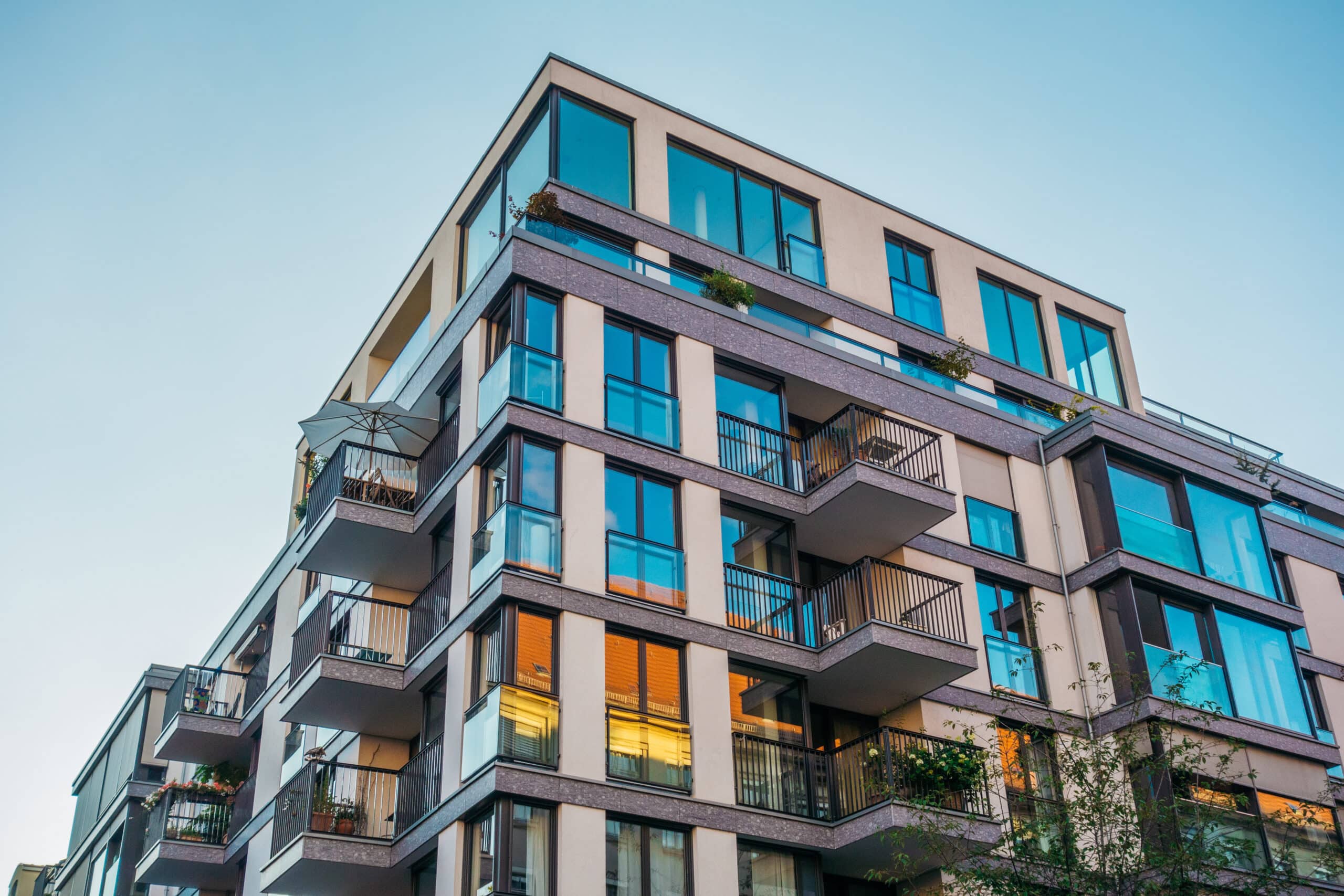 découvrez comment le coût élevé du ravalement peut entraîner une vente forcée de votre bien immobilier et quelles solutions adopter pour y faire face.