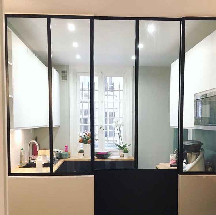 découvrez nos solutions de verrière sur-mesure pour cuisine à paris 75011. apportez luminosité et style industriel à votre intérieur avec une installation professionnelle et des matériaux de qualité.