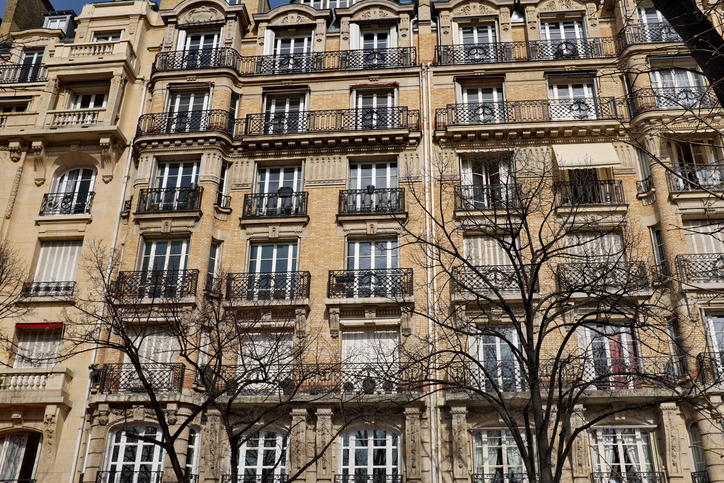 découvrez pourquoi il est difficile de trouver un logement dans certaines villes, les causes principales de la crise du logement et des conseils pour mieux s'y adapter.