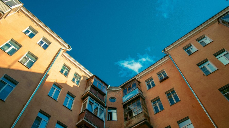 découvrez pourquoi il est difficile de trouver un logement dans certaines villes, les raisons de la pénurie, et des conseils pour surmonter ces obstacles dans votre recherche immobilière.